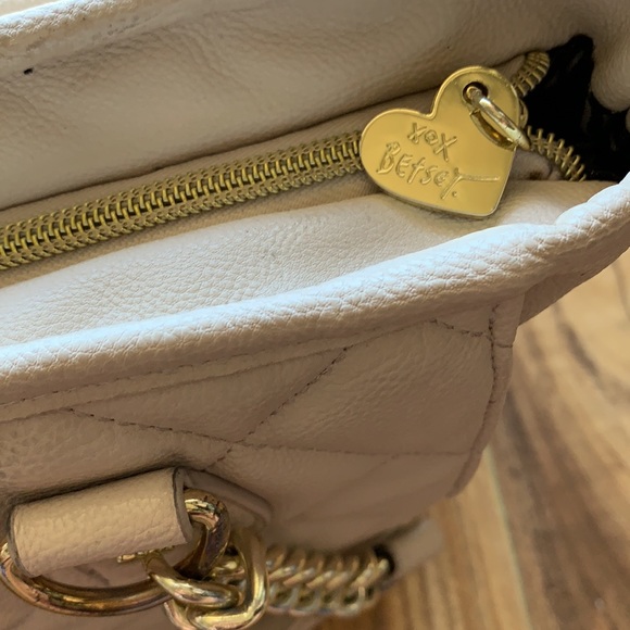 Betsey Johnson quilted handbag with hearts - Picture 4 of 13